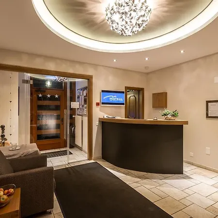 米斯特拉尔高级酒店 3*